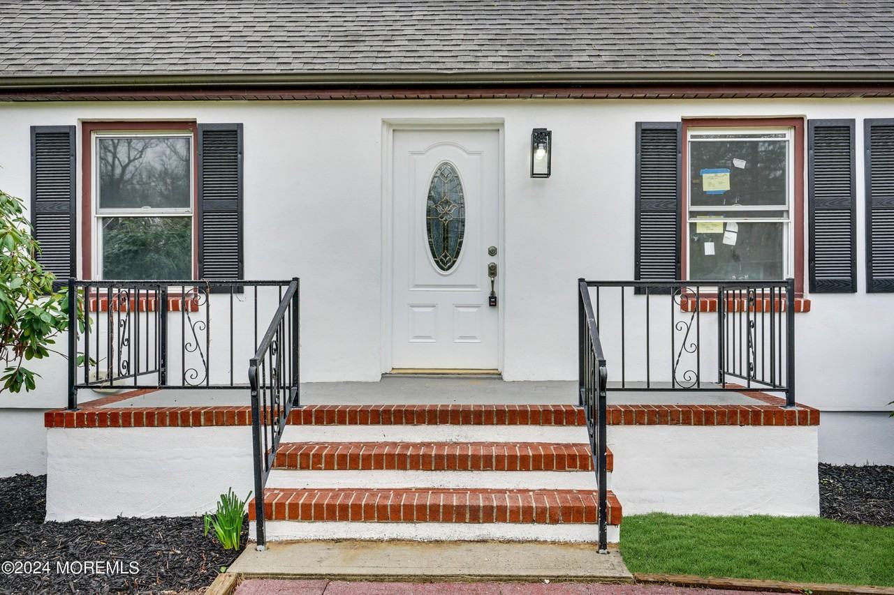 13 Swain Ave - Photo 4 of 42