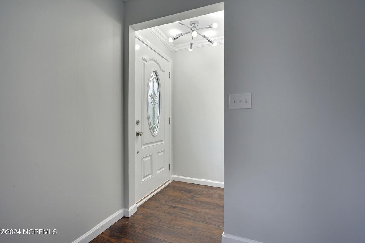 13 Swain Ave - Photo 5 of 42