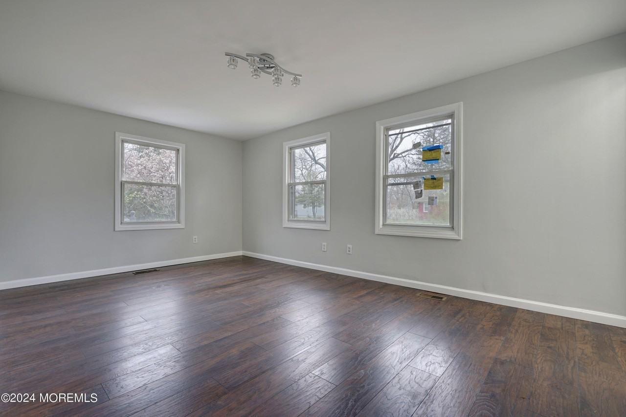 13 Swain Ave - Photo 7 of 42