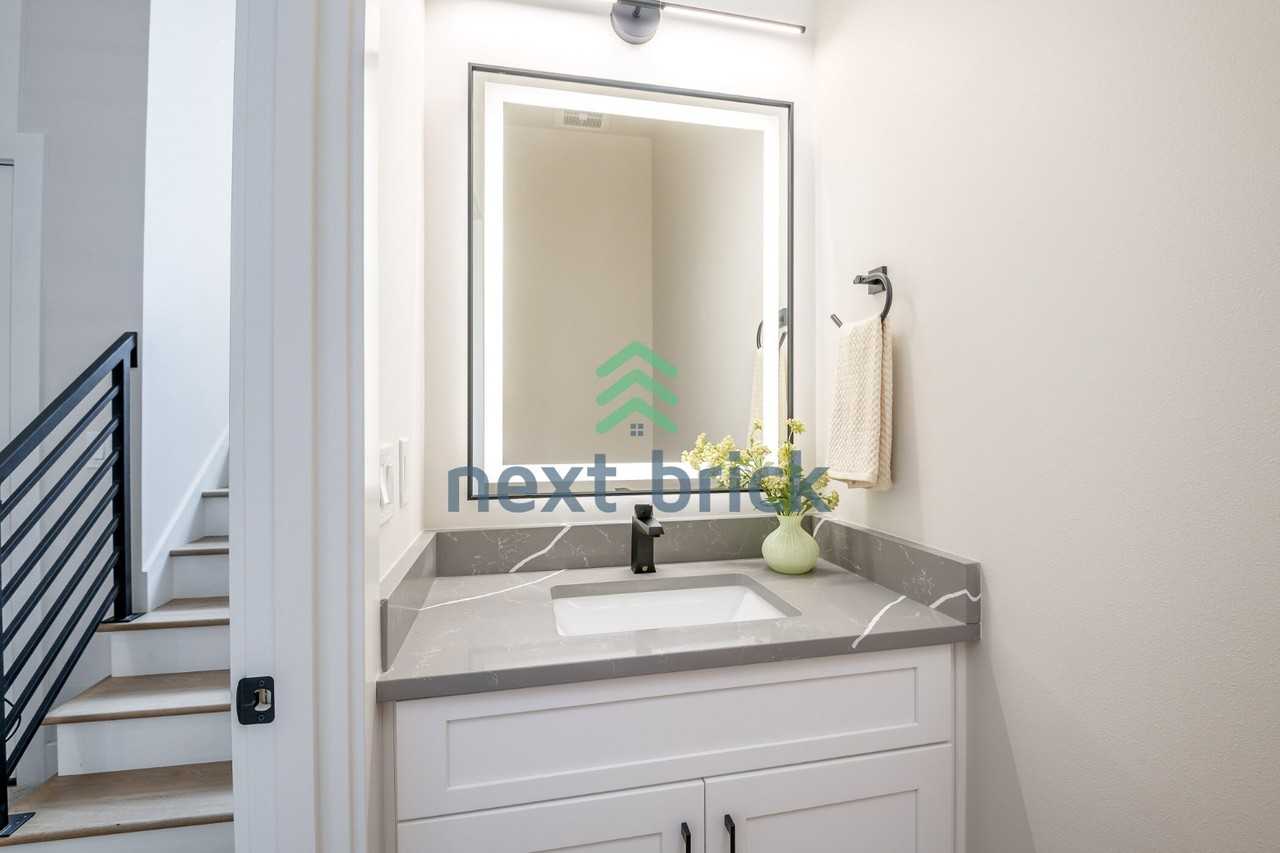 12648 Ne 80th St - Photo 5 of 40