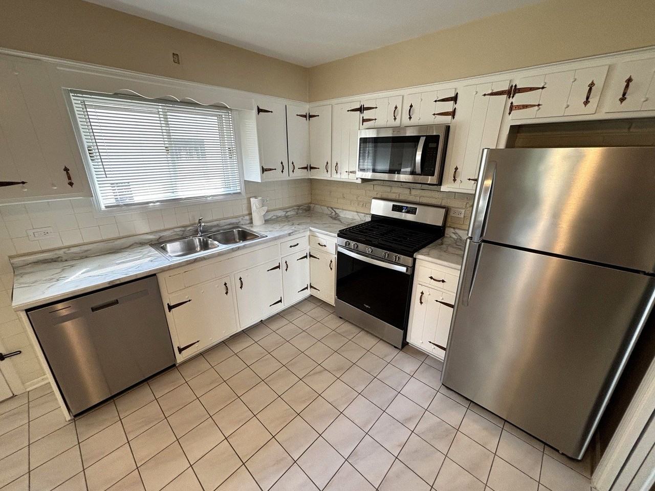 333 Scott St - Photo 5 of 24