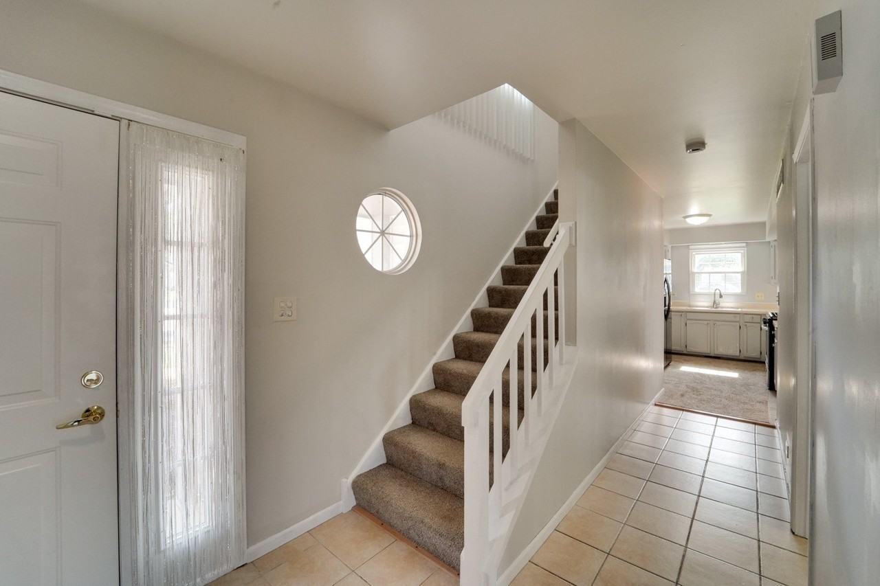 1008 Southbridge Ln - Photo 5 of 29