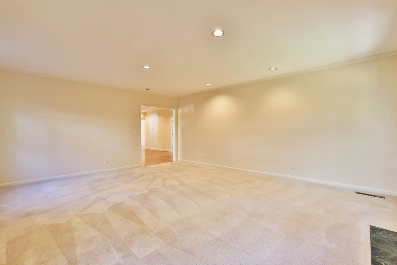 1086 El Monte Ave - Photo 6 of 27