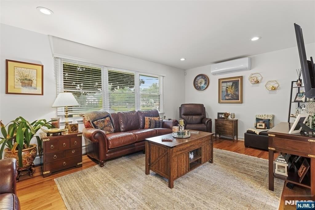 326 Ramapo Valley Rd - Photo 5 of 32