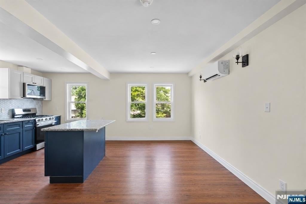 731 Humboldt St - Photo 4 of 25