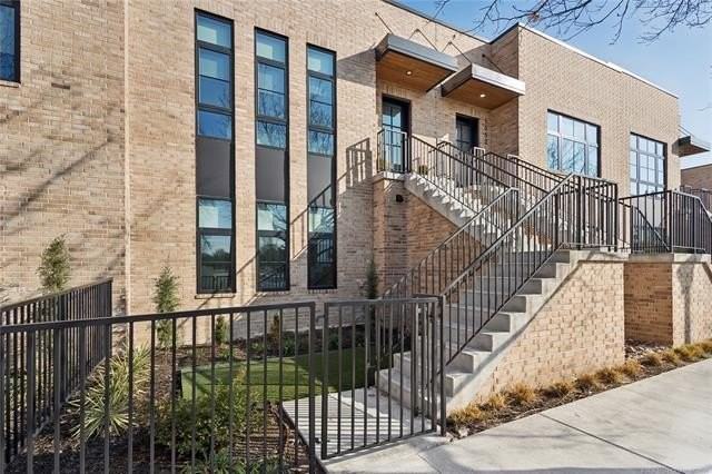 1049 E 8th St - Photo 3 of 41