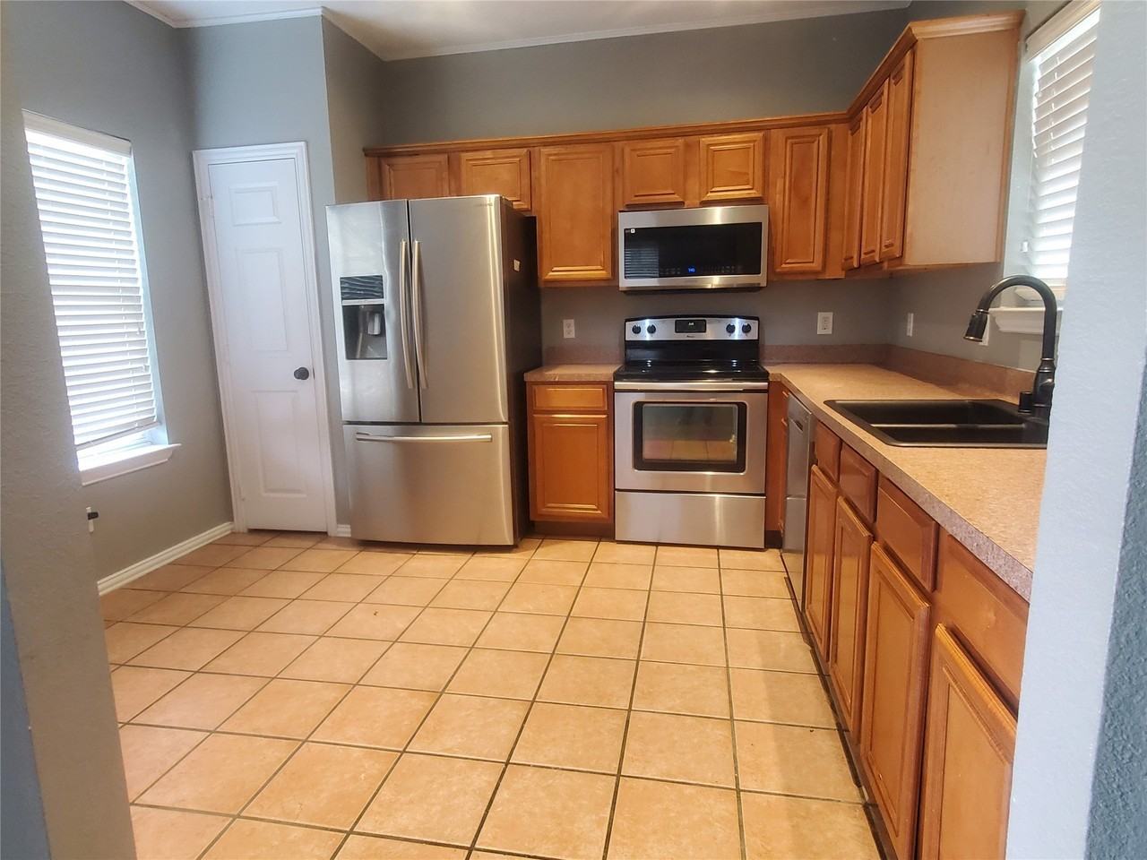 3607 Hamburg Ct - Photo 3 of 7