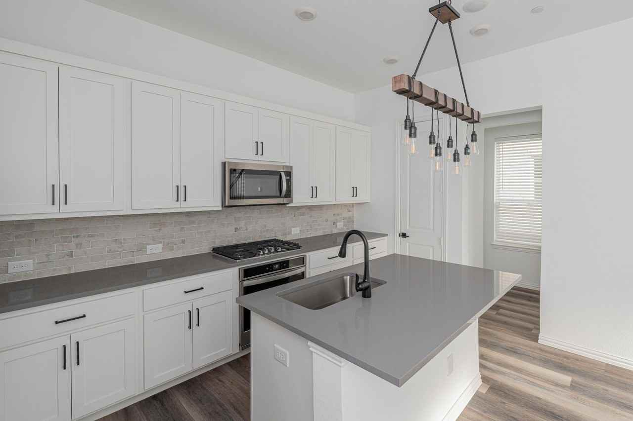 2227 Adena Springs Dr - Photo 5 of 17