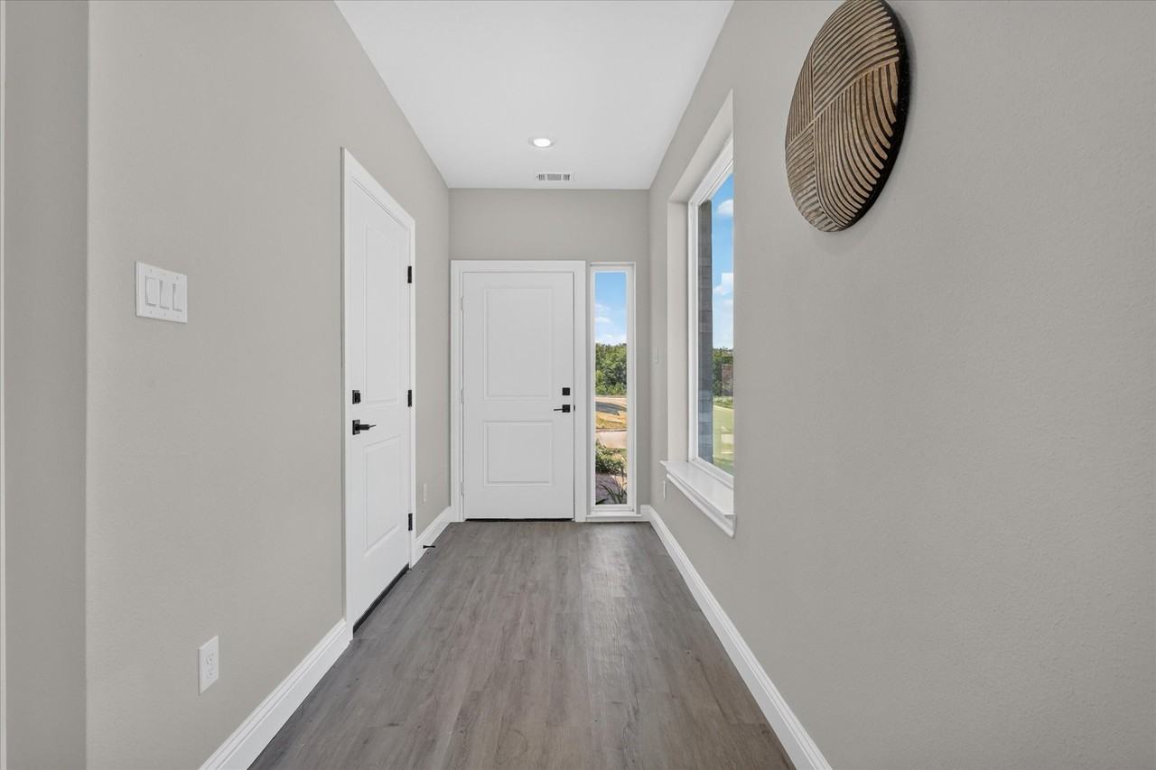 808 Premier Pkwy - Photo 3 of 40