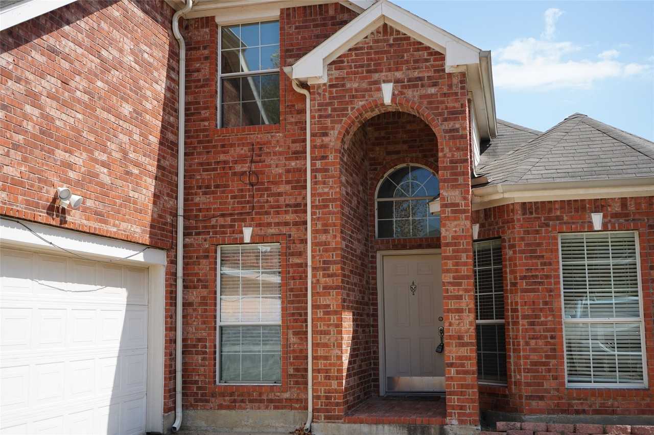 1507 Chateau Ln - Photo 2 of 26
