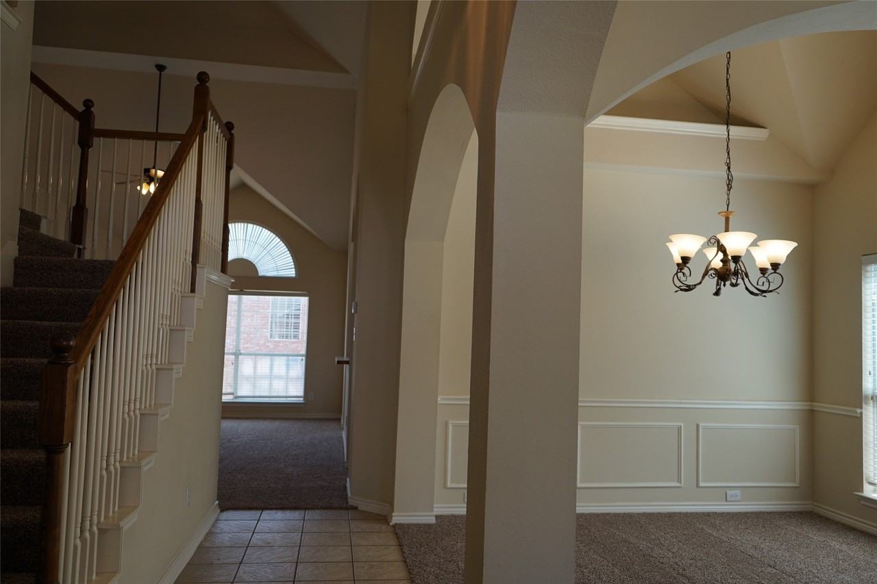 1507 Chateau Ln - Photo 3 of 26