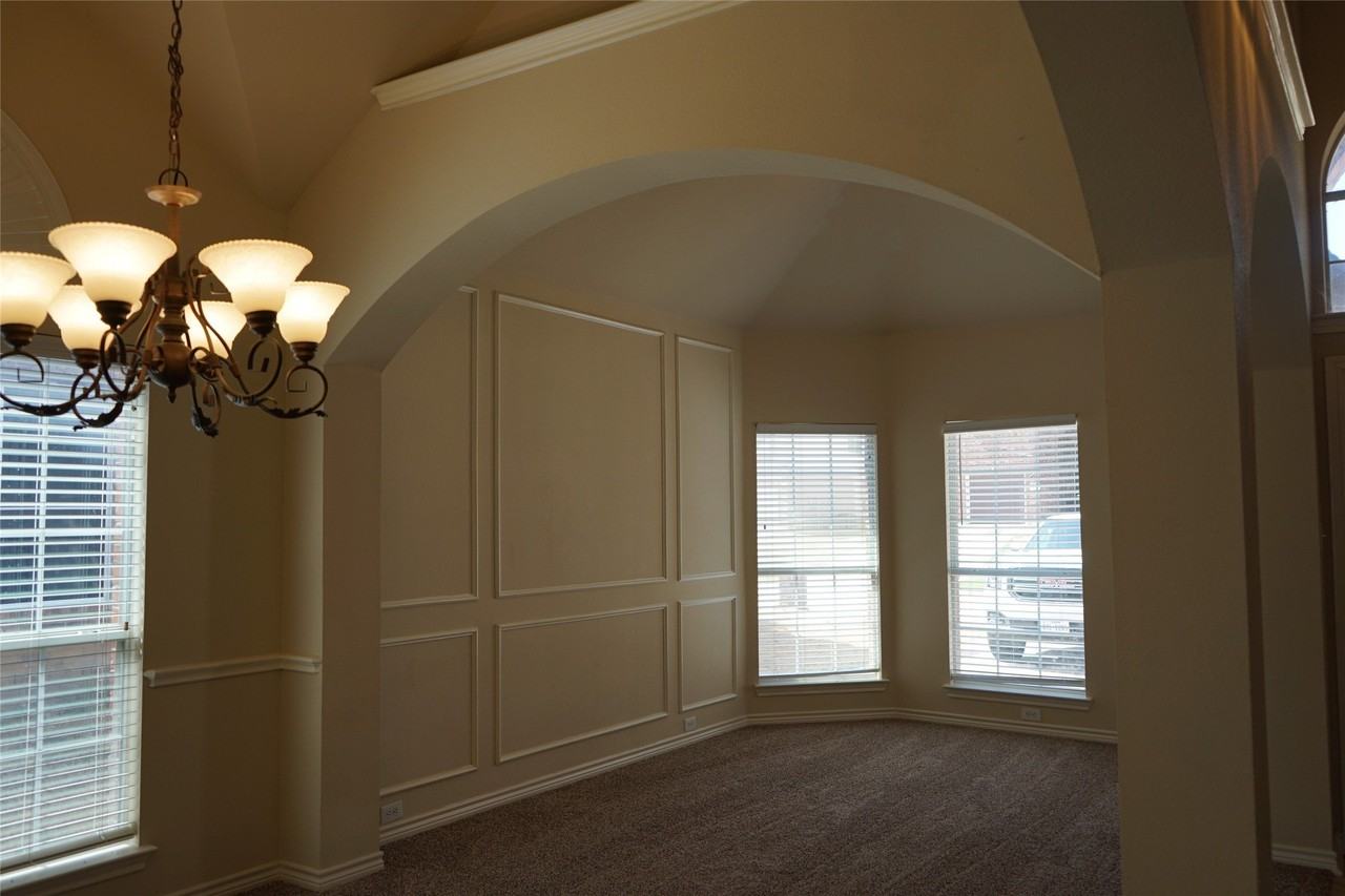 1507 Chateau Ln - Photo 4 of 26