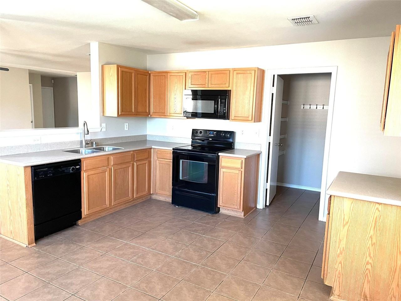 1745 Diamond Lake Trl - Photo 4 of 16
