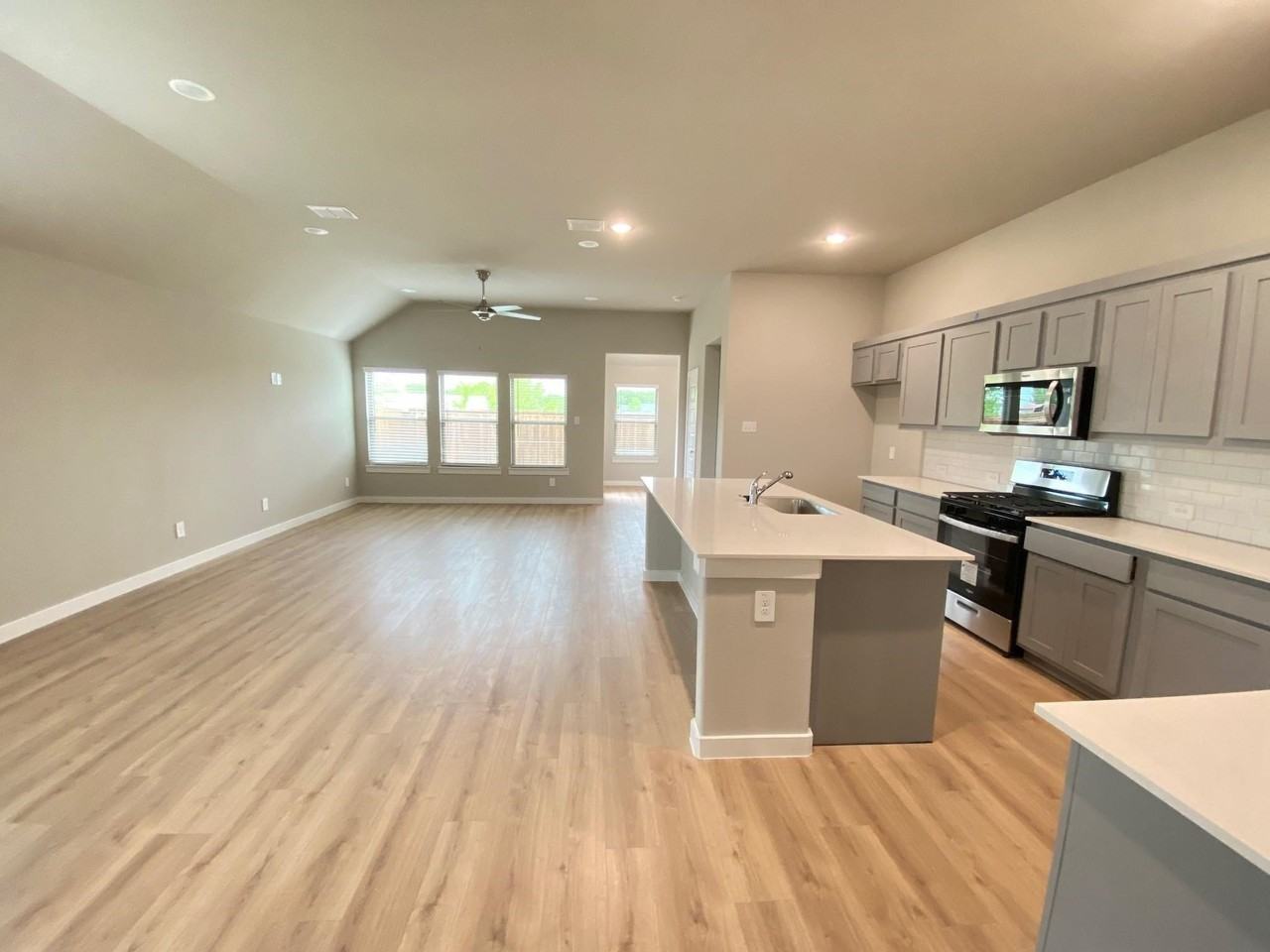118 Mandarin St - Photo 2 of 18