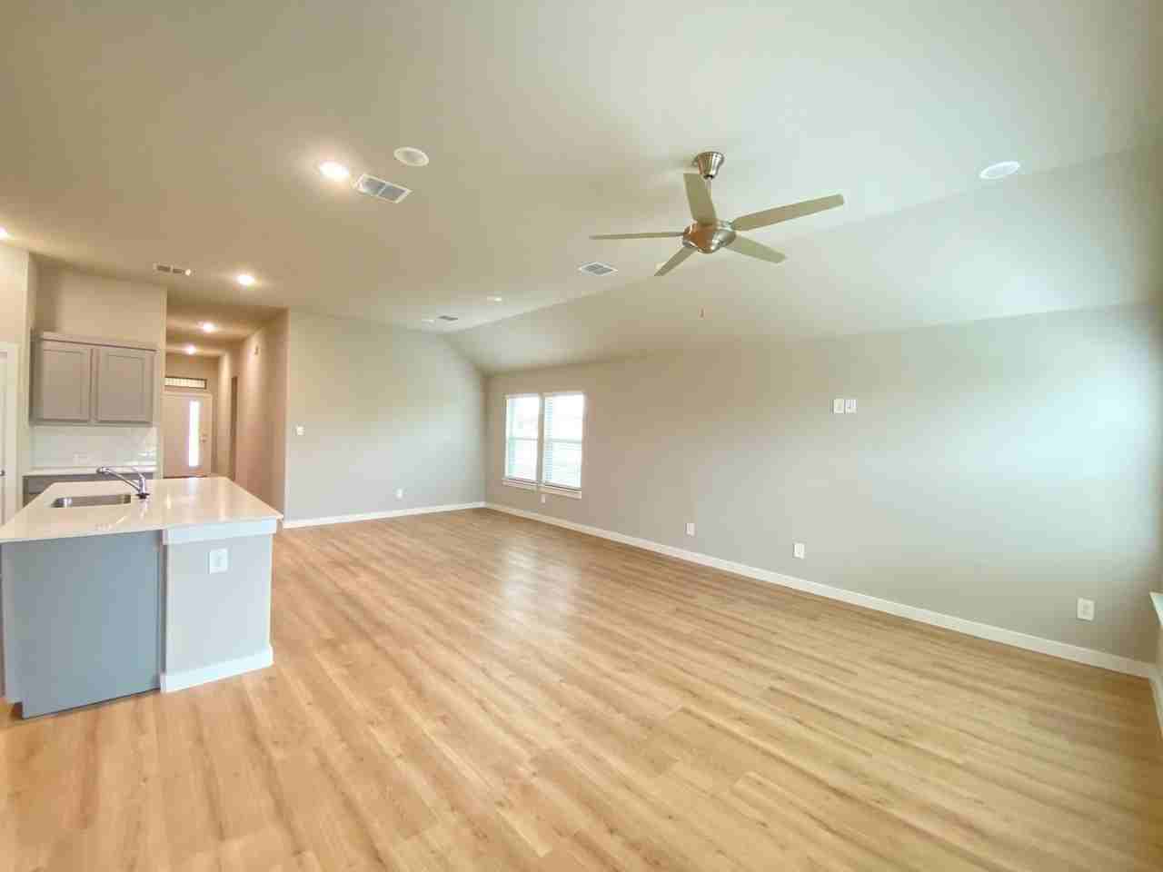 118 Mandarin St - Photo 3 of 18