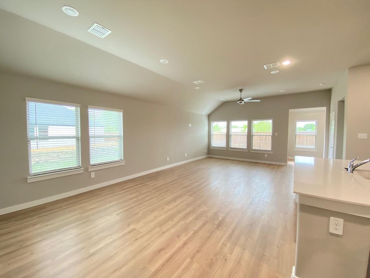 118 Mandarin St - Photo 5 of 18