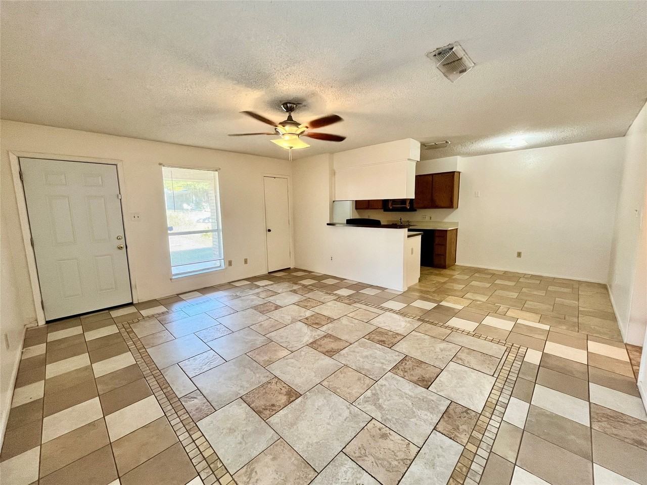424 Nw 23rd St - Photo 3 of 18