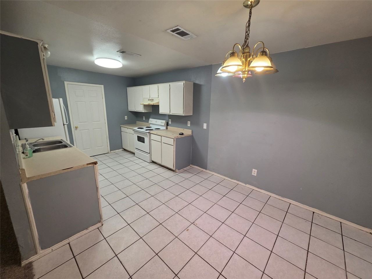 900 Naomi Ln #A - Photo 2 of 19