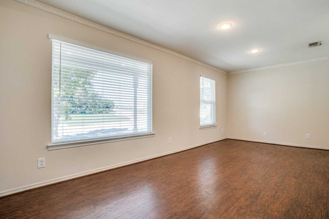 604 N Young Blvd - Photo 3 of 12