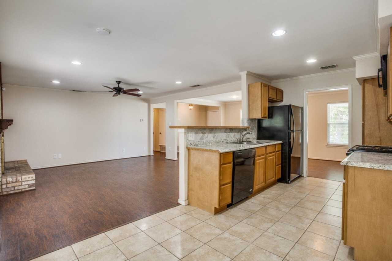 604 N Young Blvd - Photo 5 of 12