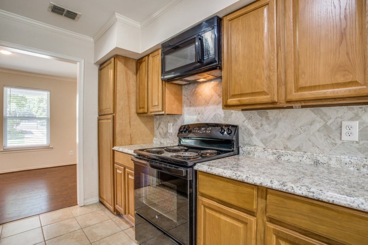 604 N Young Blvd - Photo 6 of 12