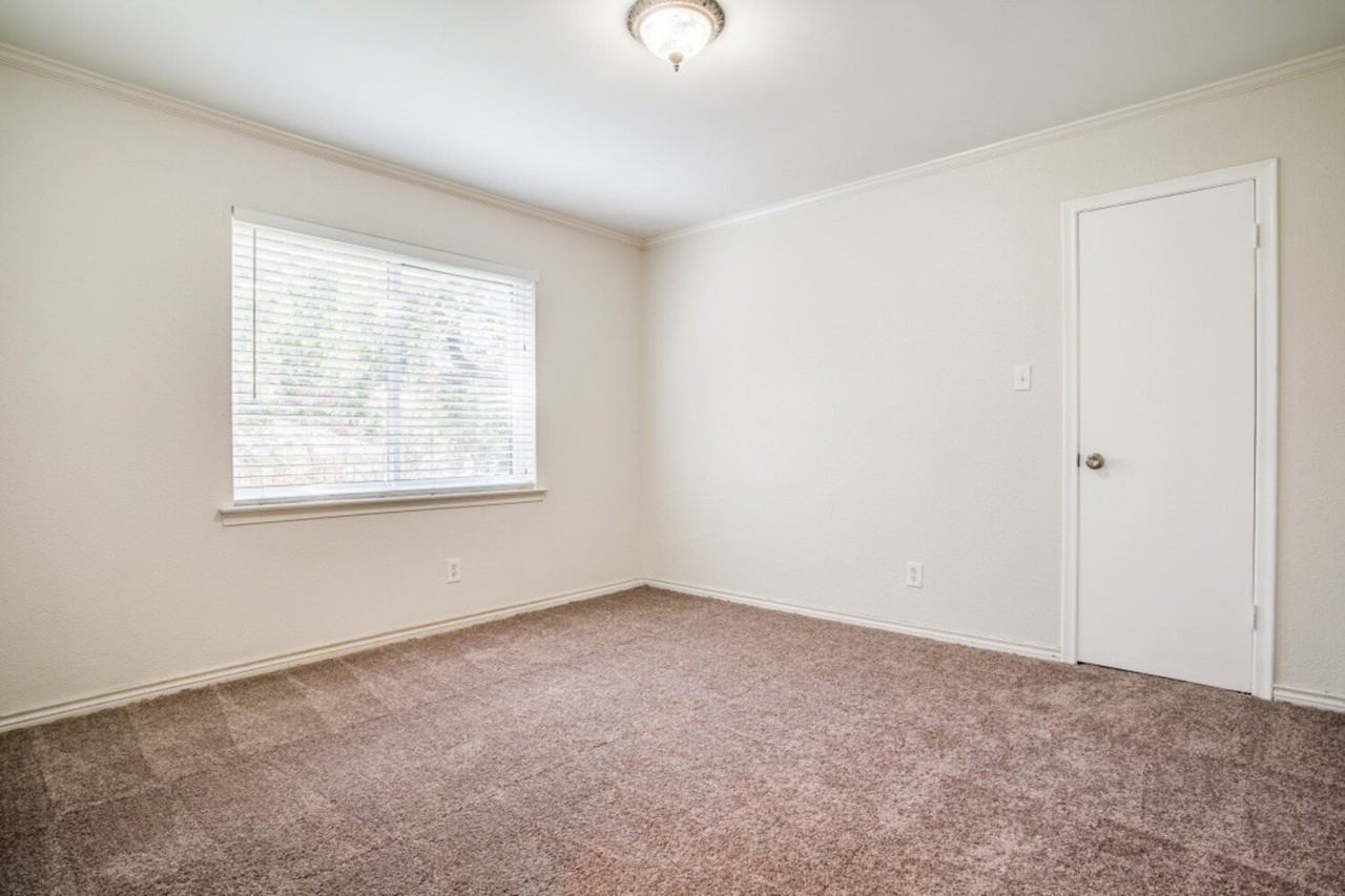 604 N Young Blvd - Photo 7 of 12