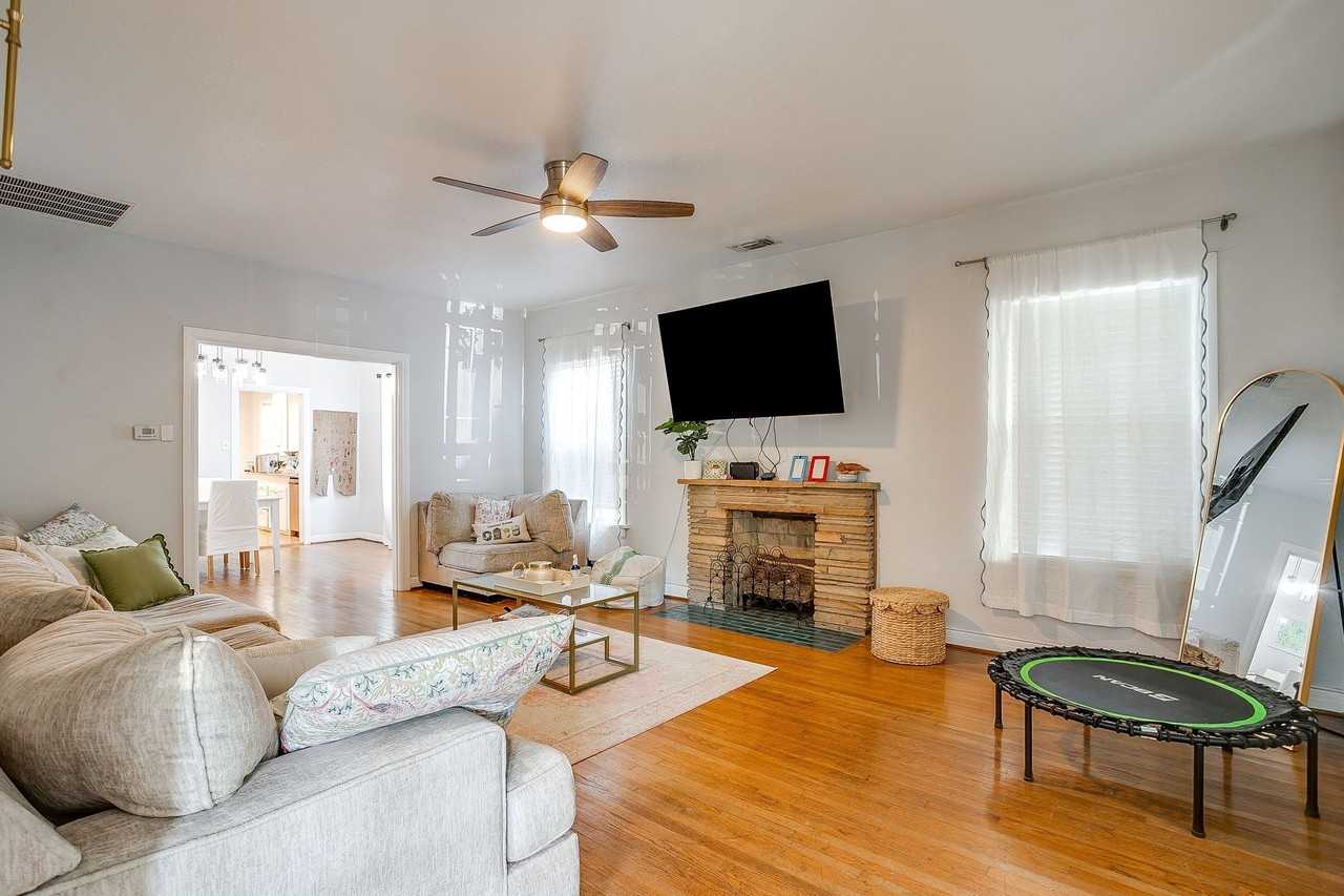 3210 Greene Ave - Photo 5 of 24