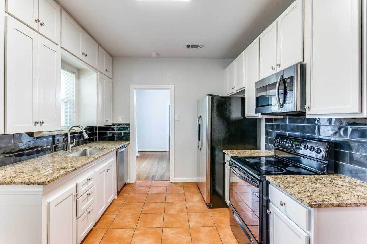 3210 Greene Ave - Photo 7 of 24