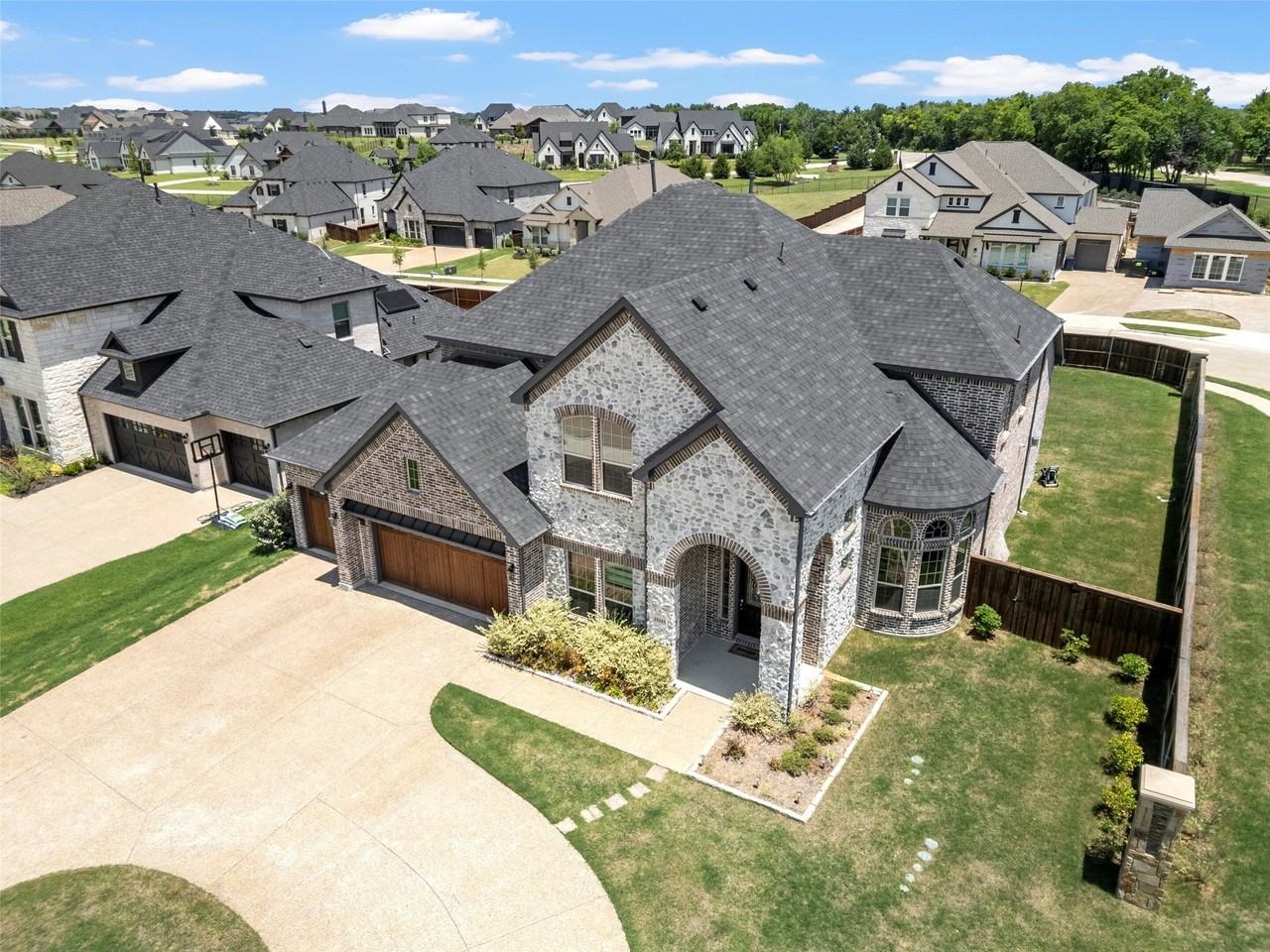1814 Diamond Ct - Photo 2 of 28