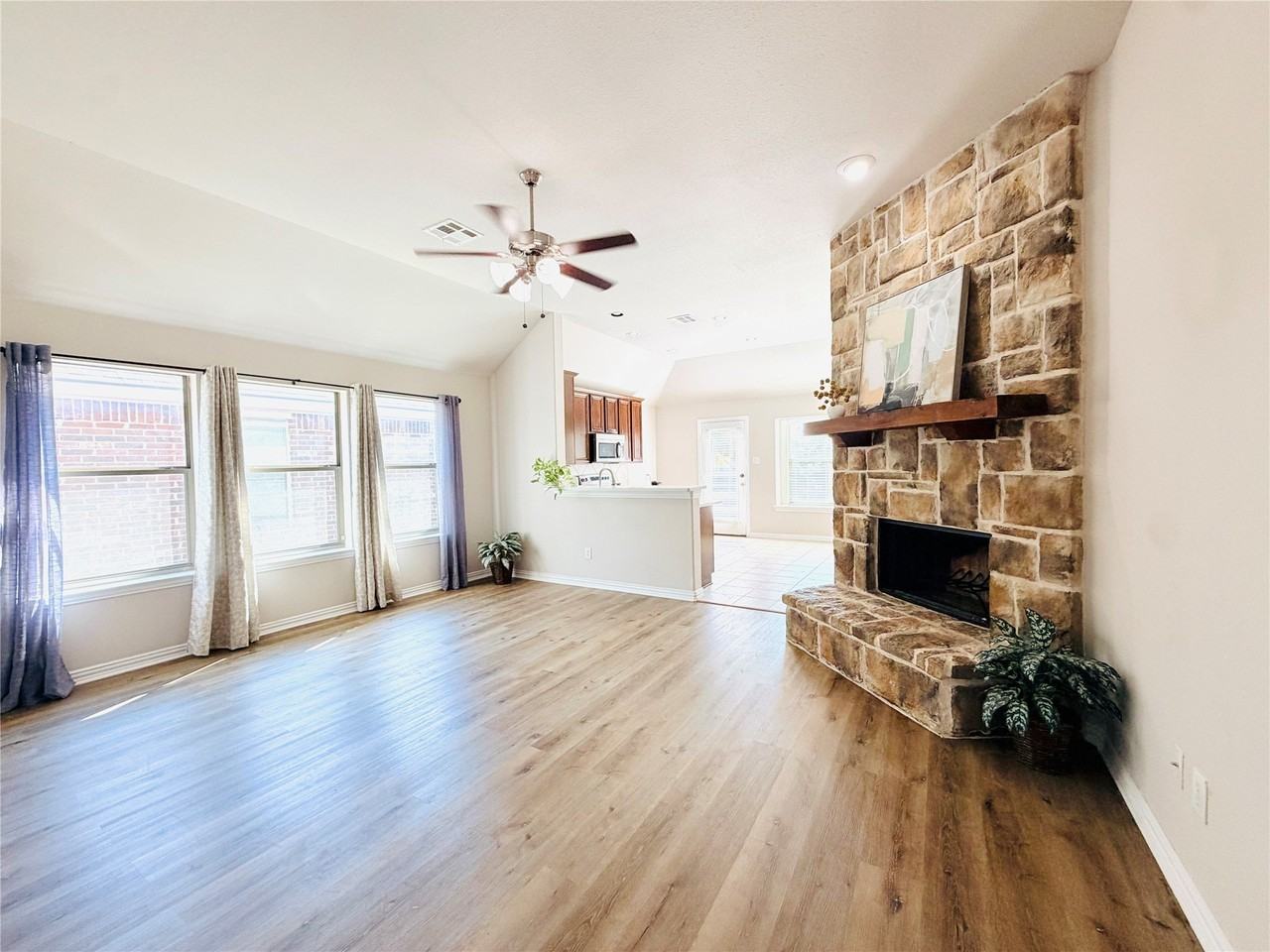 214 Lavaca Dr - Photo 4 of 32