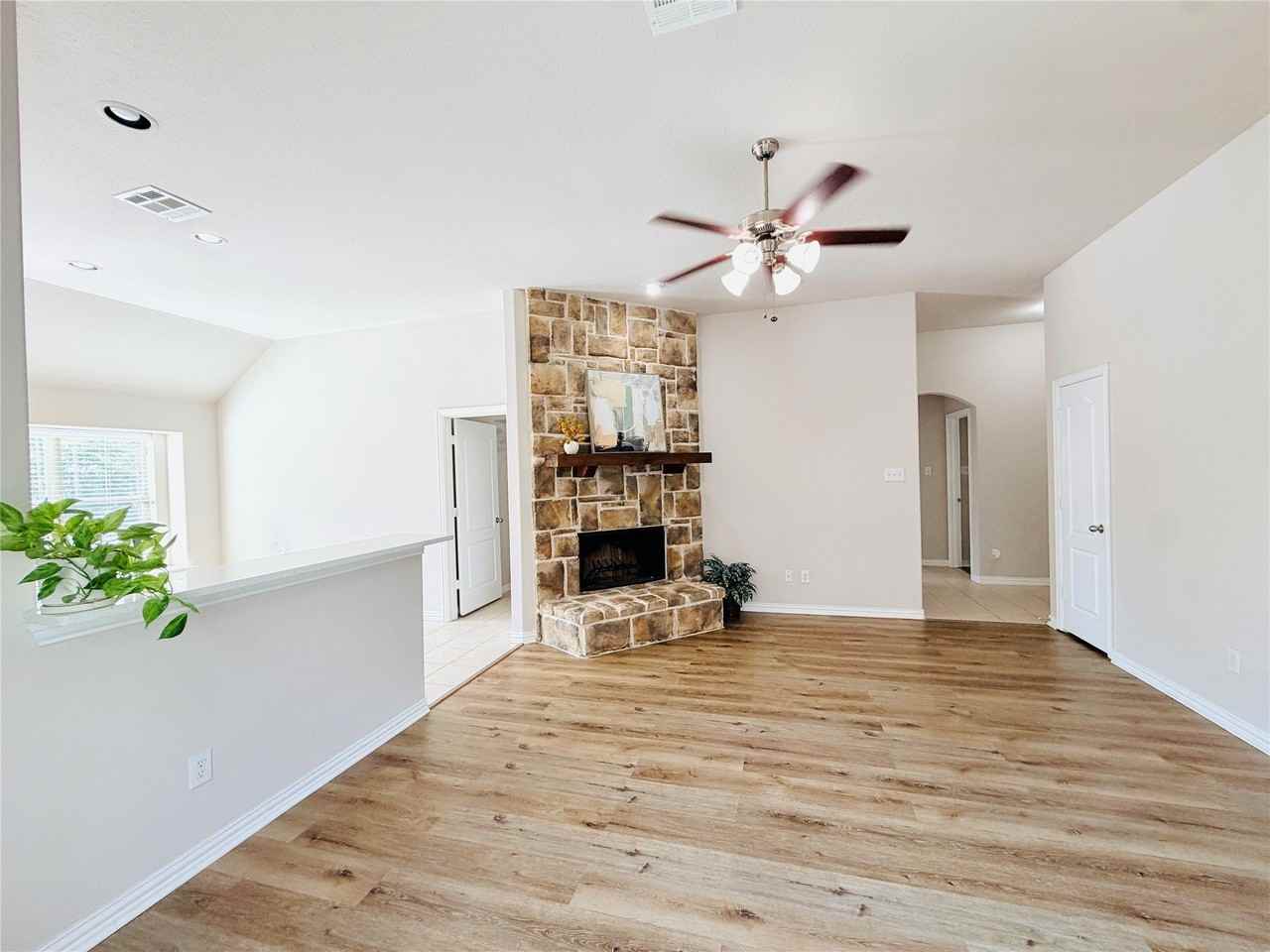214 Lavaca Dr - Photo 5 of 32