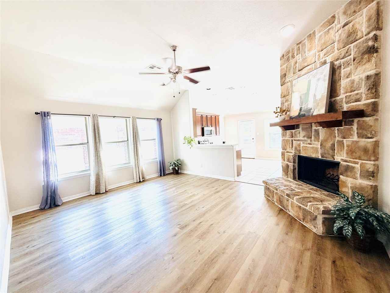 214 Lavaca Dr - Photo 6 of 32