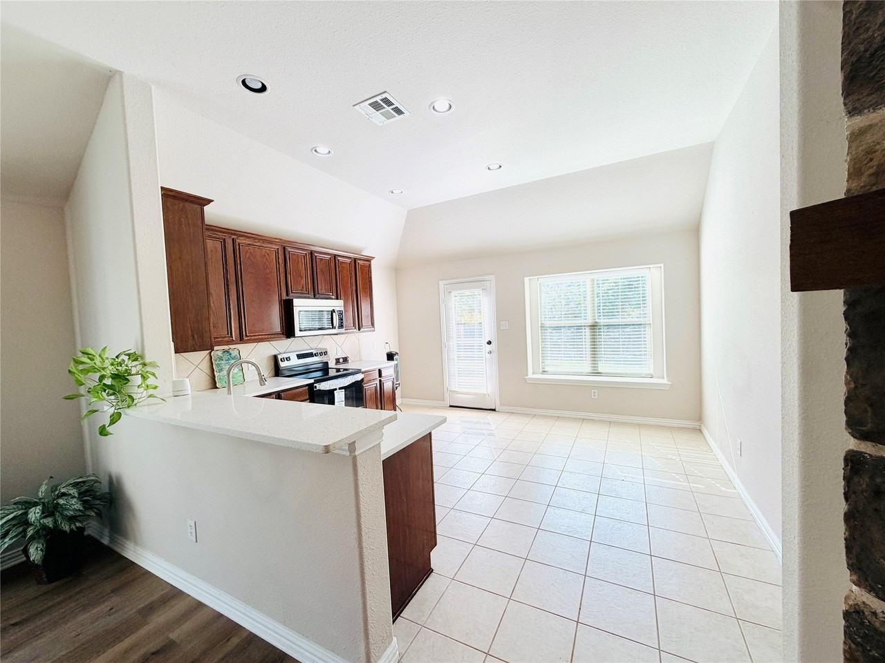 214 Lavaca Dr - Photo 7 of 32