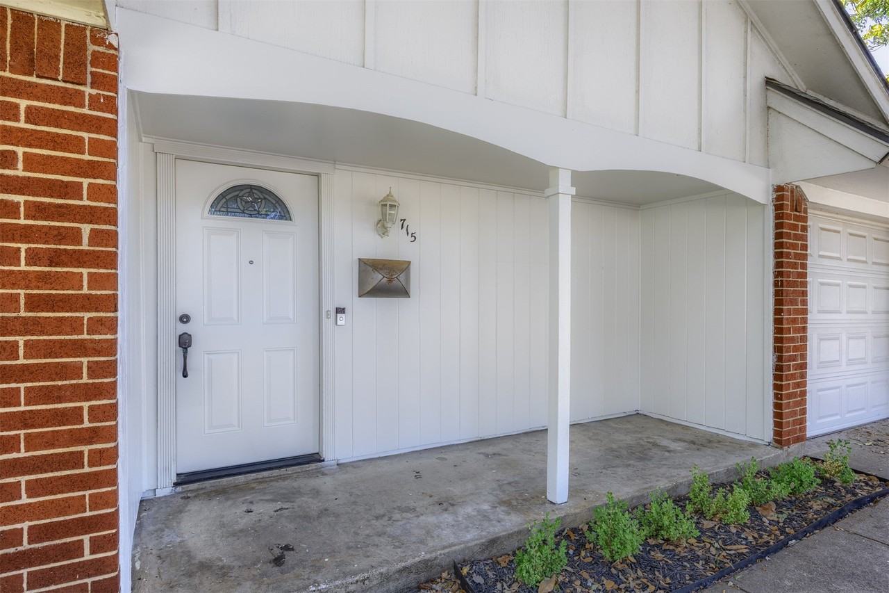715 Melrose Dr - Photo 3 of 24