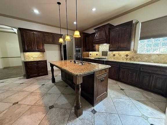 9001 Blue Water Dr - Photo 5 of 27