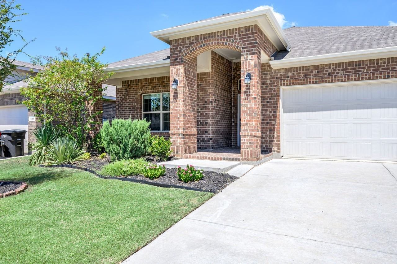 841 Blackhorse Trl - Photo 2 of 27