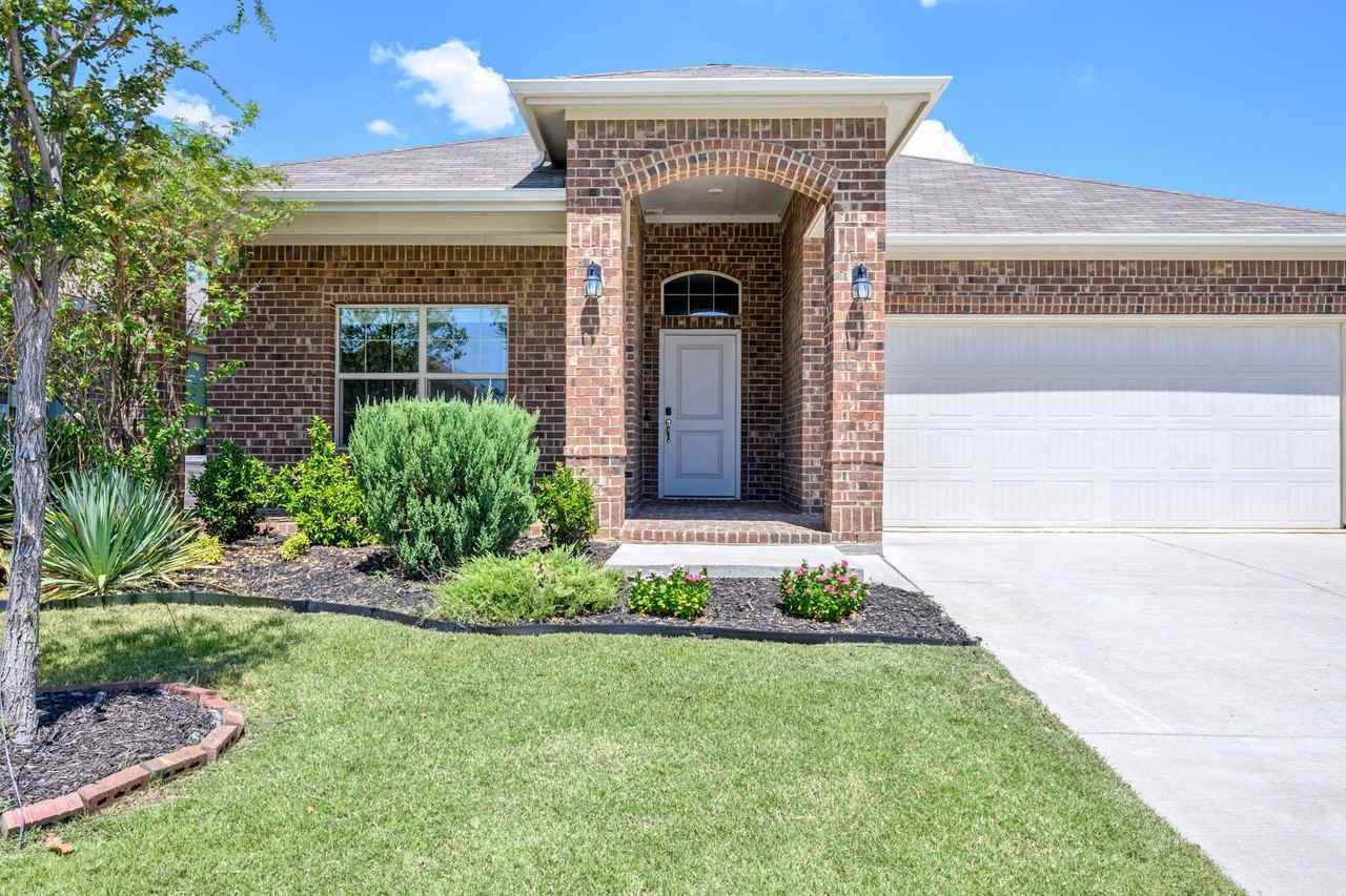 841 Blackhorse Trl - Photo 3 of 27