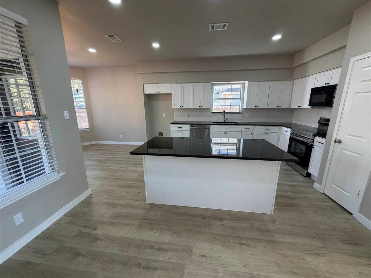 2300 Brooklake St W - Photo 7 of 24
