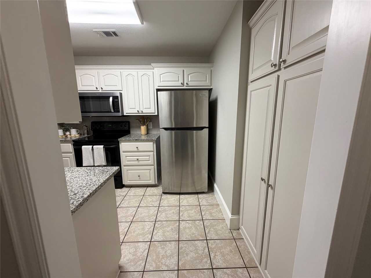 502 Oakridge Dr - Photo 5 of 24