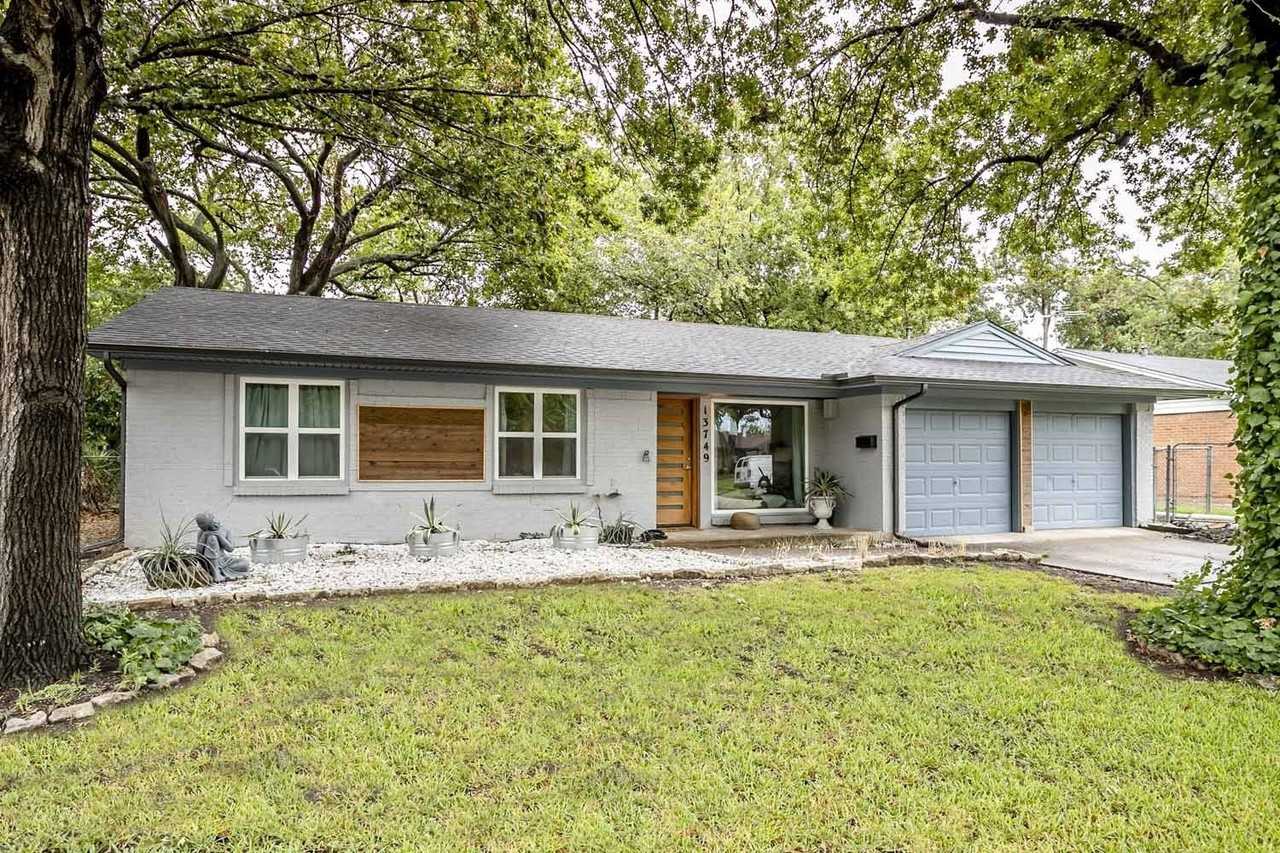 13749 Pyramid Dr - Photo 2 of 40