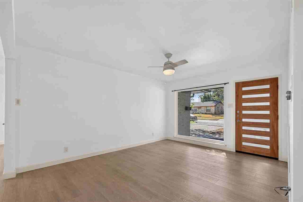 13749 Pyramid Dr - Photo 3 of 40