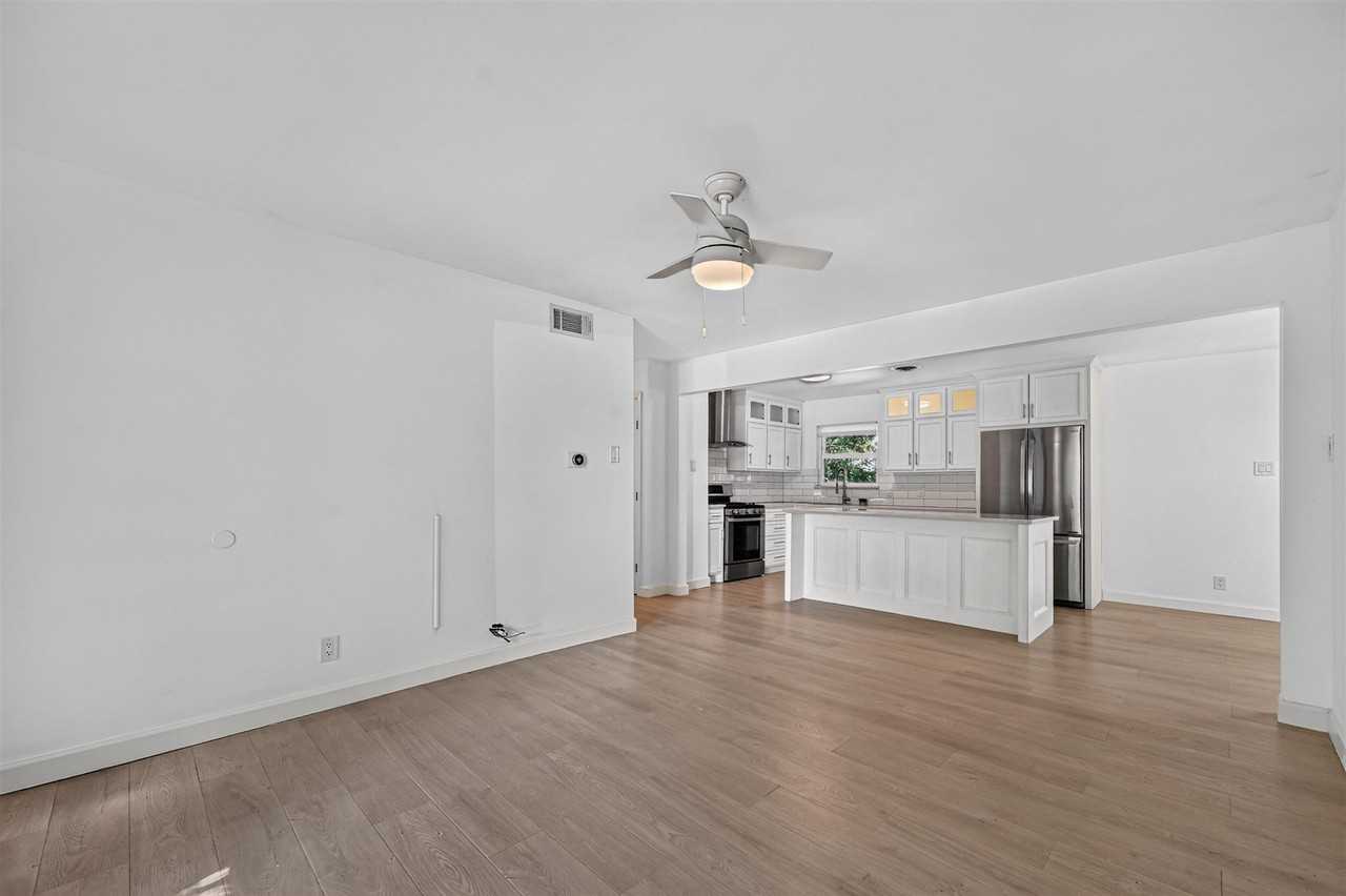 13749 Pyramid Dr - Photo 4 of 40