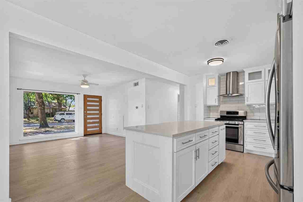 13749 Pyramid Dr - Photo 6 of 40