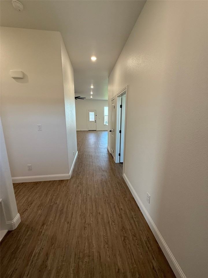 316 Woodstock Ln - Photo 3 of 21