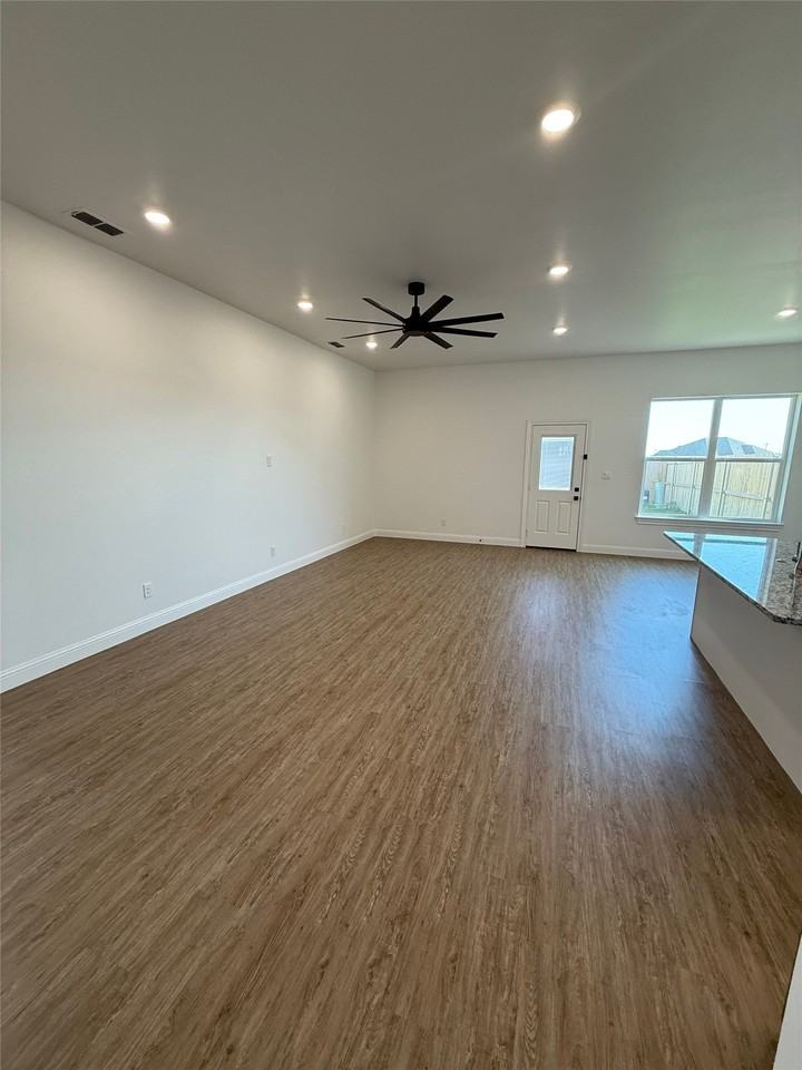 316 Woodstock Ln - Photo 4 of 21