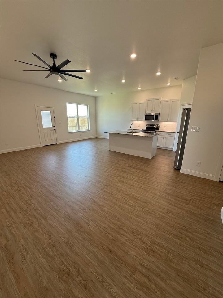 316 Woodstock Ln - Photo 5 of 21