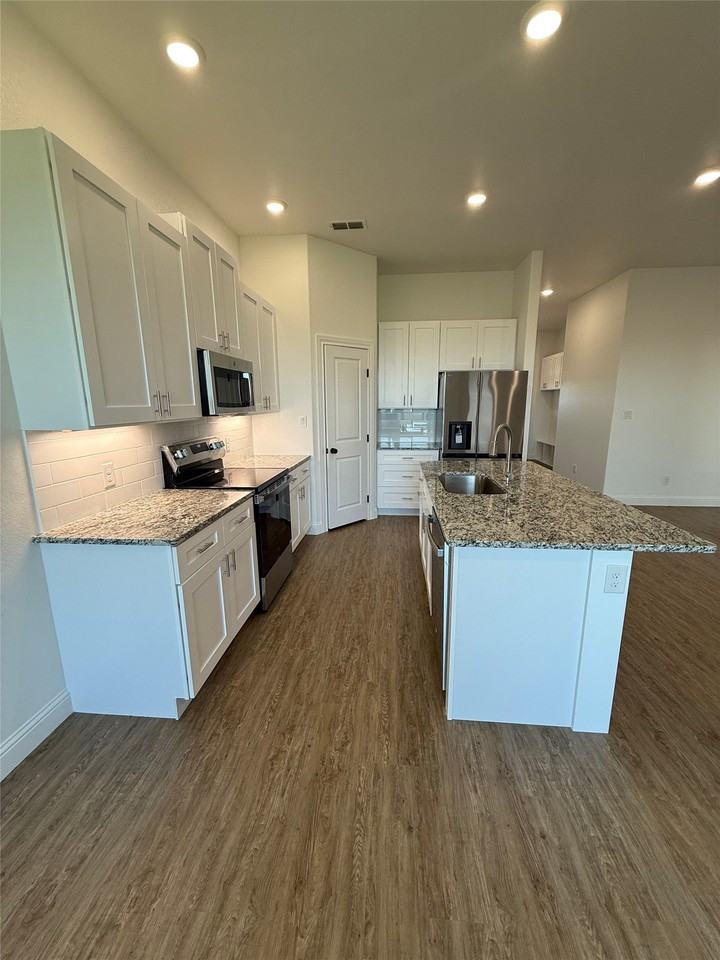 316 Woodstock Ln - Photo 6 of 21