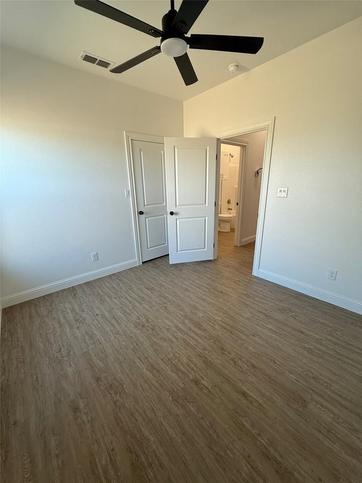 316 Woodstock Ln - Photo 7 of 21