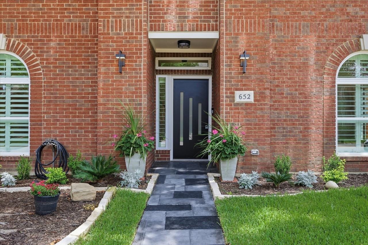 652 Allen Rd - Photo 2 of 36