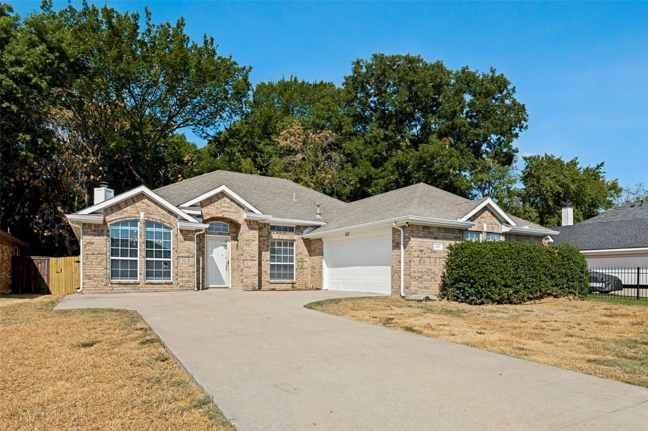517 Saddlebrook Dr - Photo 2 of 24